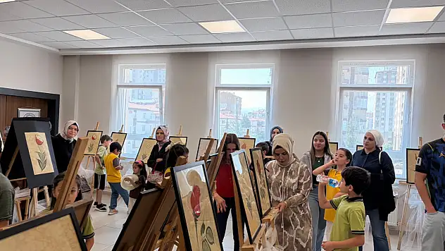 Kayserili minikler ebru eserlerini sergiledi