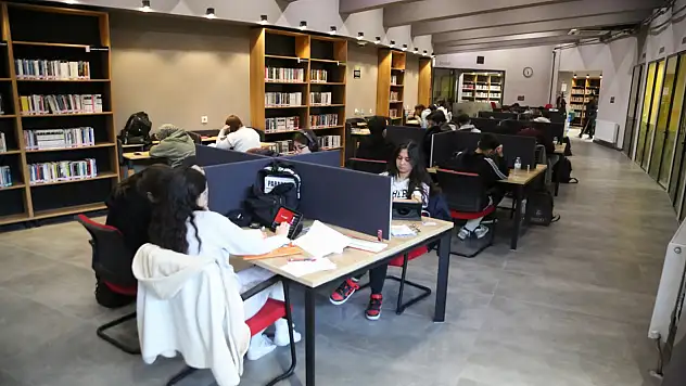 Öğrenciler ara tatilde akıl küpü kütüphanelerine akın ediyor