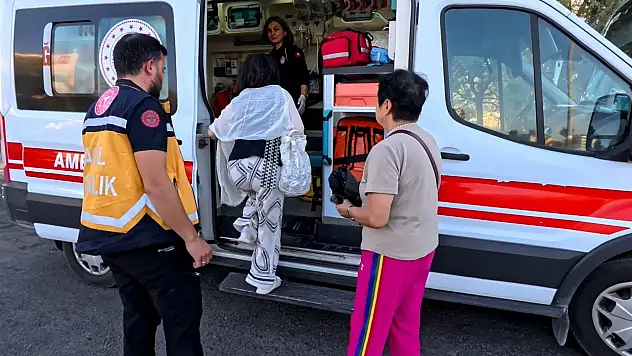 Turistleri taşıyan midibüse tır çarptı