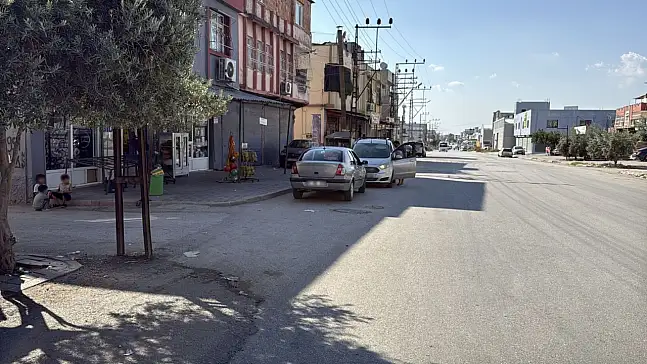 Adana'da çocuklarını okula götüren anneye ehliyetsiz sürücü çarptı