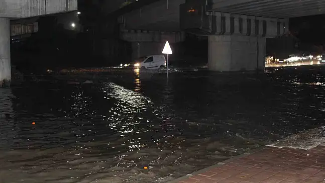 Adana'da sağanak yağış yolları göle çevirdi