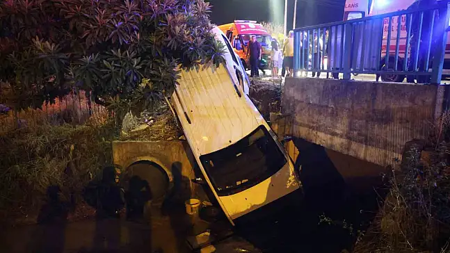 Adana'da şiddetli yağışta kayan otomobil sulama kanalına düştü: 2 yaralı