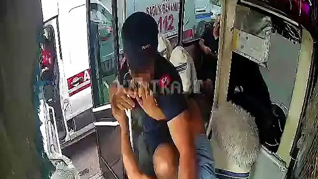 Ambulans ve otobüs sürücüleri arasında 'yol verme' tartışması kavgaya dönüştü