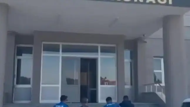 Tır dorsesinden 27 düzensiz göçmen çıktı