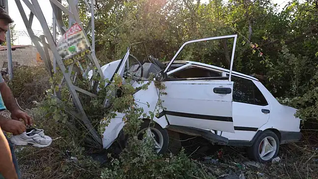 Elektrik direğine çarpan Tofaş hurdaya döndü
