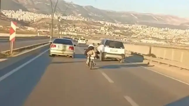 Motosikletle tehlikeli sürüş kameraya yansıdı