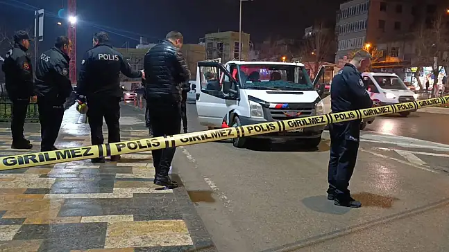 Otobüs durağında terk edilen kamyonet polisi harekete geçirdi