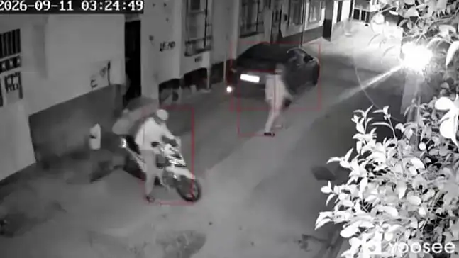 Kasklı şüpheli eve ateş açıp kaçtı!