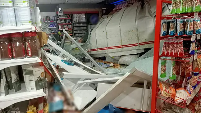 Kontrolden çıkan kamyonet markete girdi!