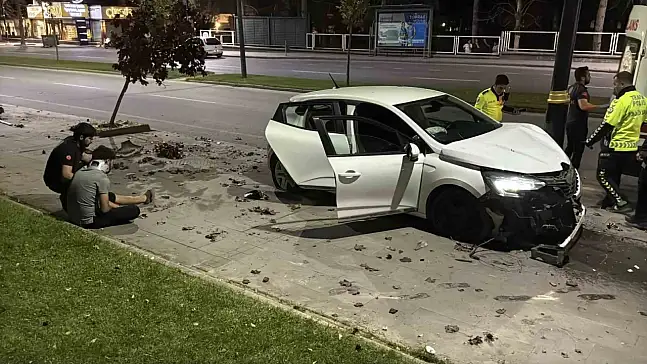 Kontrolden çıkan otomobil aydınlatma direğine saplandı: 4 yaralı