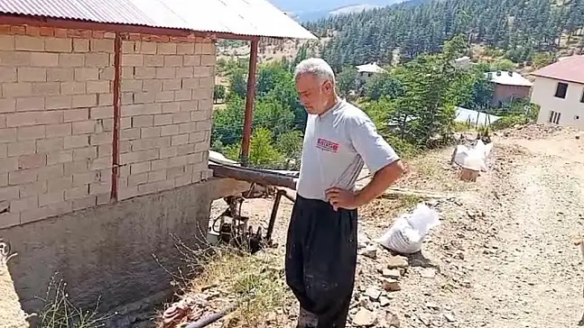 Kozan'da açıkta bırakılan su borusuna vatandaşlardan tepki!