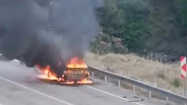 Otomobil  alev alev yandı, 13 yaşındaki Ömer'in duyarlılığı takdir topladı
