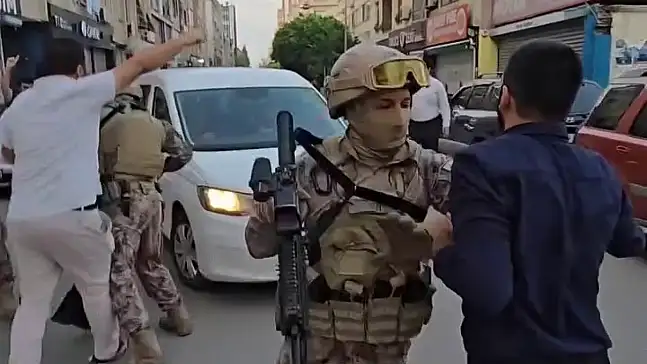 Adana'da gergin anlar! Polis aracının önüne yattılar