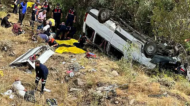 Minibüs şarampole uçtu: 4 ölü, 10 yaralı