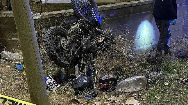 Motosiklet otomobille kafa kafaya çarpıştı!