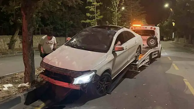 Niğde'de otomobil refüjdeki ağaçlara çarptı!