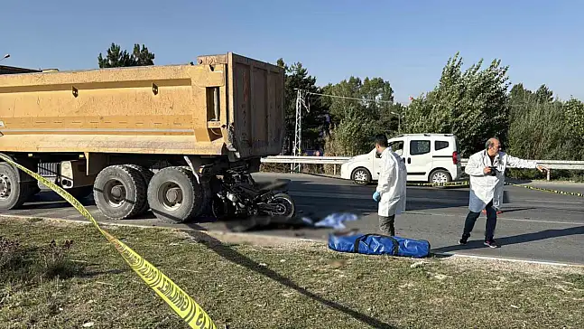 Kamyonete çarpan motosiklet sürücüsü hayatını kaybetti