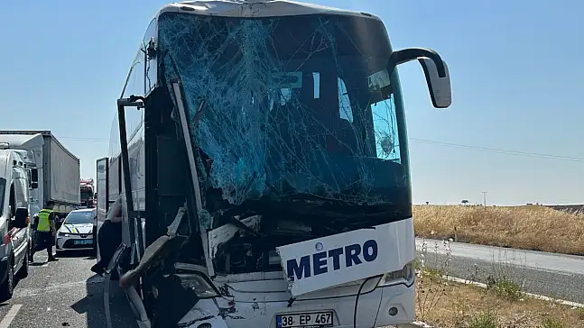 Yolcu otobüsü kamyona arkadan çarptı: 1'i ağır 8 yaralı