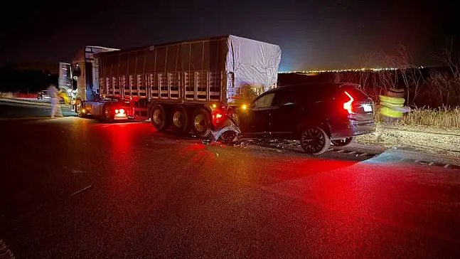 Yozgat'ta otomobil tıra çarptı
