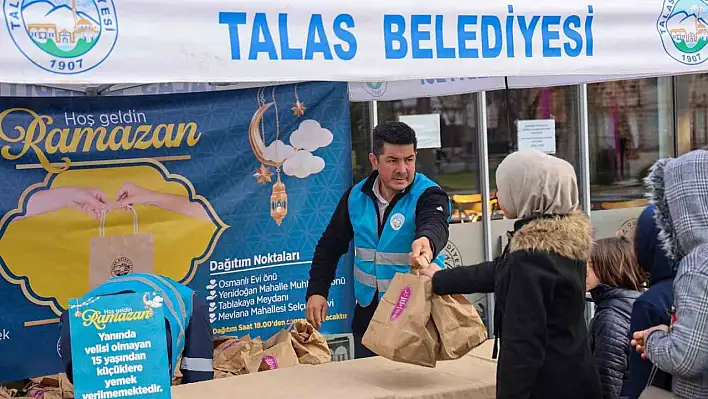 Belediye pişiriyor vatandaş depremzedelere ulaştırıyor