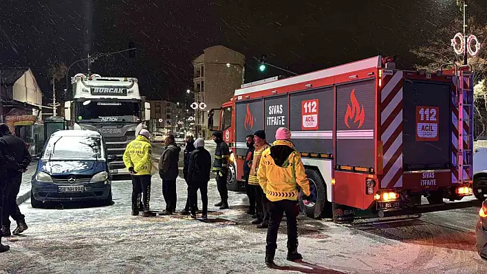 'Dur' ihtarına uymadı, tırı polis ekiplerinin üzerine sürdü!