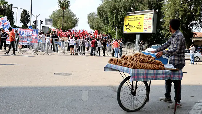 1 Mayıs'ta su ve simitçiler mesai yaptı!