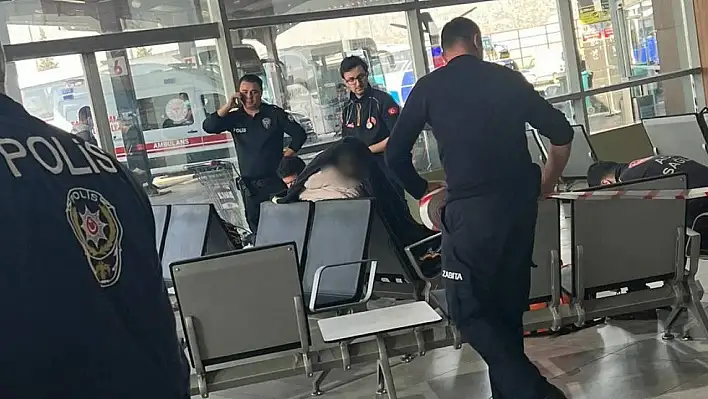 10 gündür yaşamını otogarda sürdüren avukat oturduğu yerde hayatını kaybetti