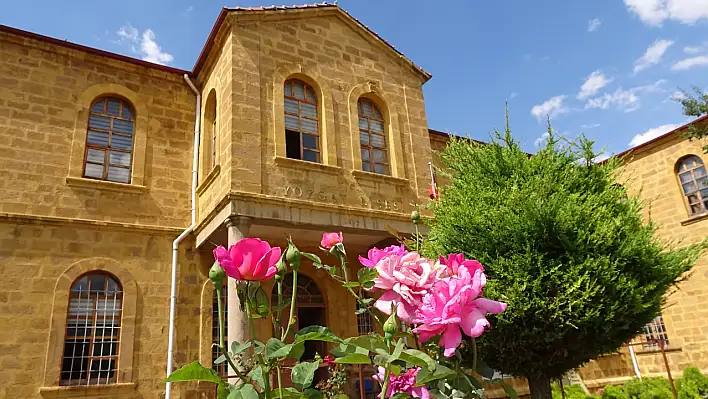 130 yıllık köklü taş mektep, ihtişamıyla göz kamaştırıyor