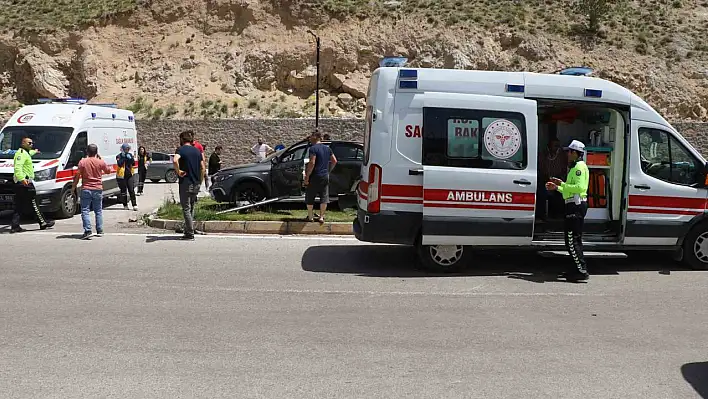 2 araç kavşakta çarpıştı: Çok sayıda yaralı var!