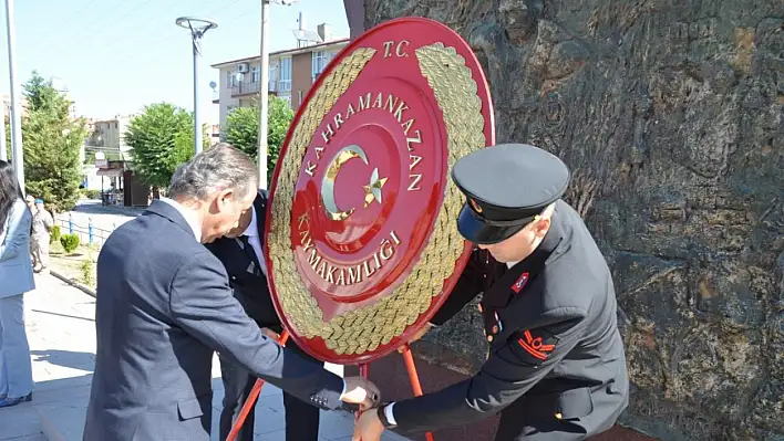 30 Ağustos kutlamalarında fenalaşan şehit babalarına üsteğmenden yardım