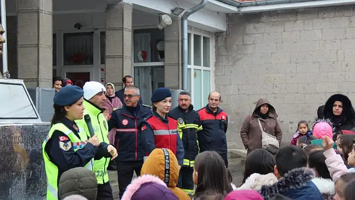 364 öğrenci jandarmayı tanıdı!