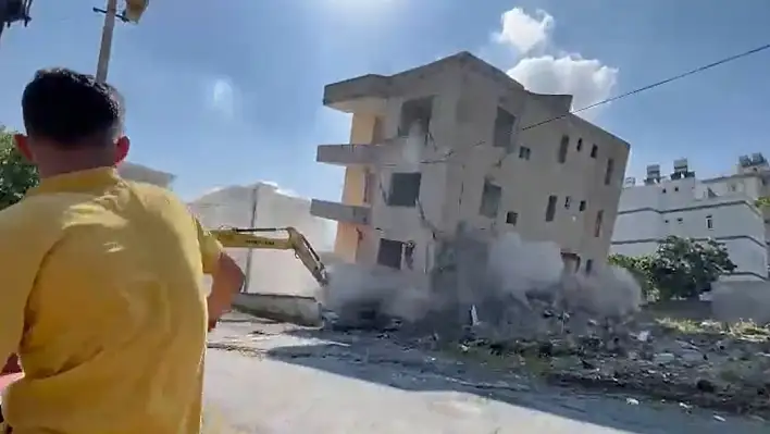 Hatay'da deprem hasarlı bina yerle bir oldu!