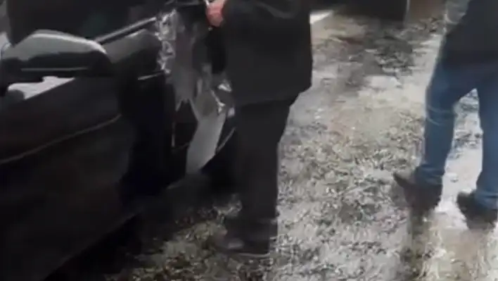 Daha önce 4 öğretmenin hayatını kaybettiği yola kaya parçası düştü, bir otomobil hasar gördü