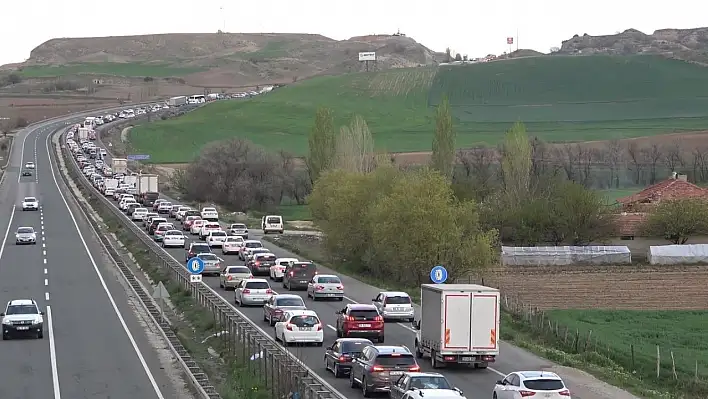 43 ilin geçiş noktasında trafik yoğunluğu