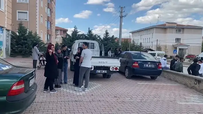 5.2'lik sarsıntı sonrası panik anları: Görüntüler peş peşe geliyor!