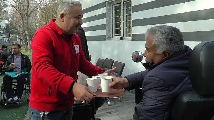 700 kişiye çorba ikram ettiller!