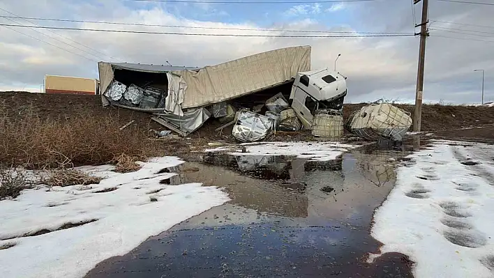 Kontrolden çıkan tır devrildi: Yüzlerce hammadde döküldü