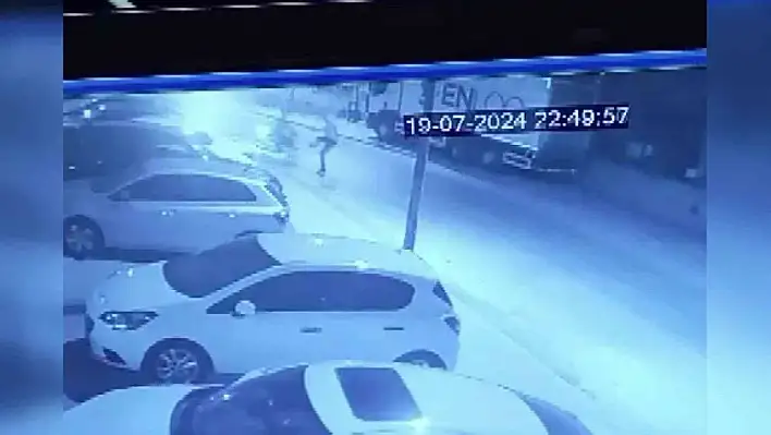 Adana'da polis ekiplerinden kaçan motosikletli, polise çarptı !