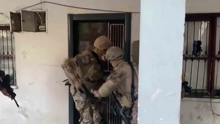 Adana'da film gibi operasyon: Koçbaşıyla girildi, şebeke çökertildi