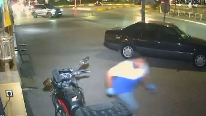 Adana'da 16 yaşındaki şüpheli pastaneye el bombası attı!