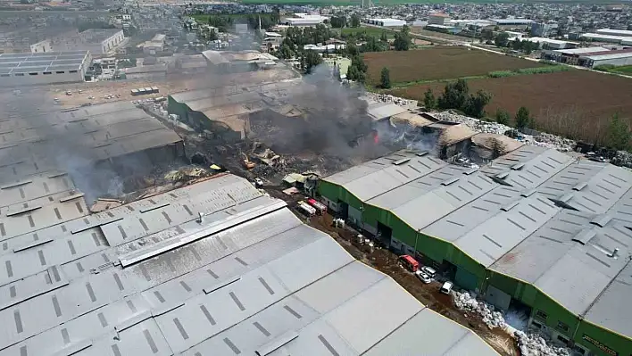 Adana'da 18 iş yerine sıçrayan yangının tahribatı dron ile görüntülendi