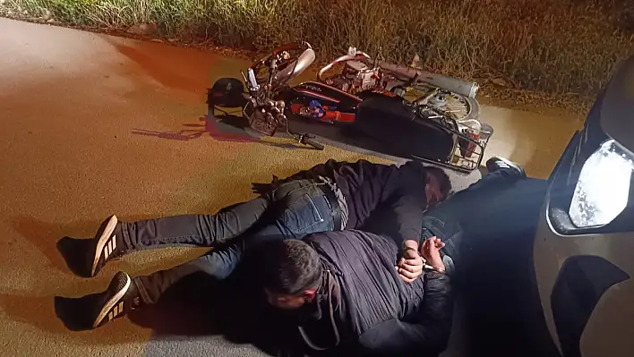 Adana'da Polis ekipleri, şüphelileri kısa sürede kovalamaca sonucu yakaladı!