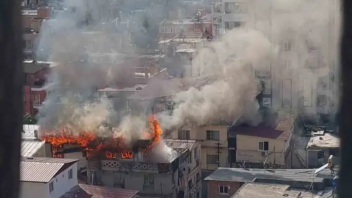 Adana'da 3 katlı ev alevlere teslim oldu!