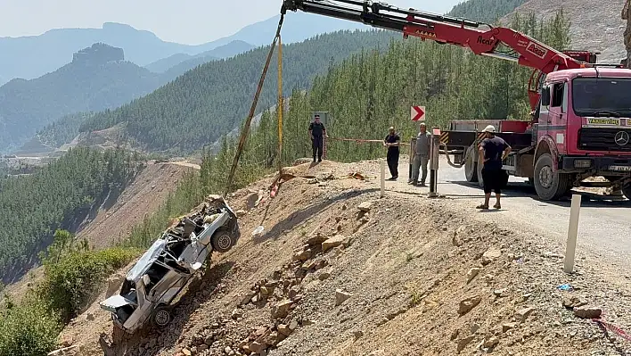 Adana'da 5 kişiye mezar alan otomobil uçurumdan çıkarıldı