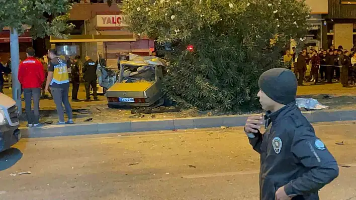 Adana'da ağaca çarpan otomobil ikiye bölündü: 3 ölü, 2 yaralı