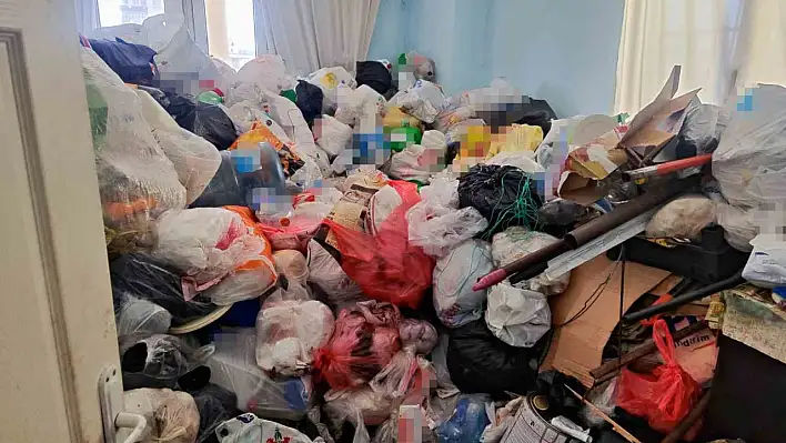 Atık biriktiren komşu şikayet edildi: Evinden 2 kamyon çöp çıkarıldı!