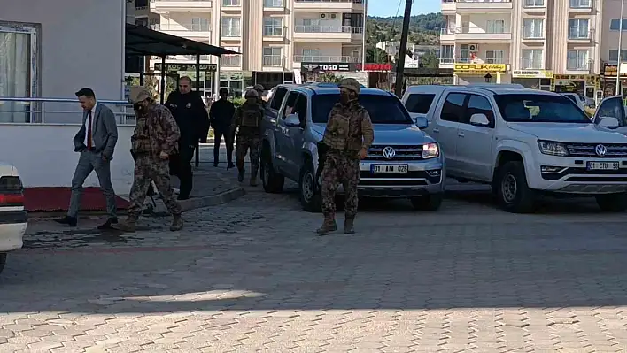 Adana'da kendini eve kilitleyen polisi emniyet müdürü ikna etti