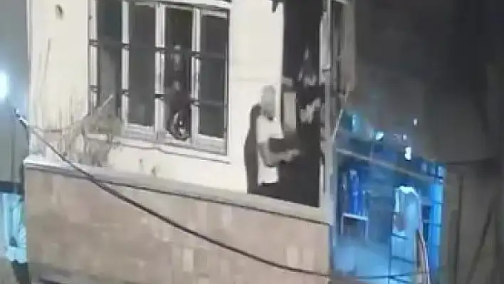Adana'da film sahnesi gibi çatışma! Balkondan balkona...