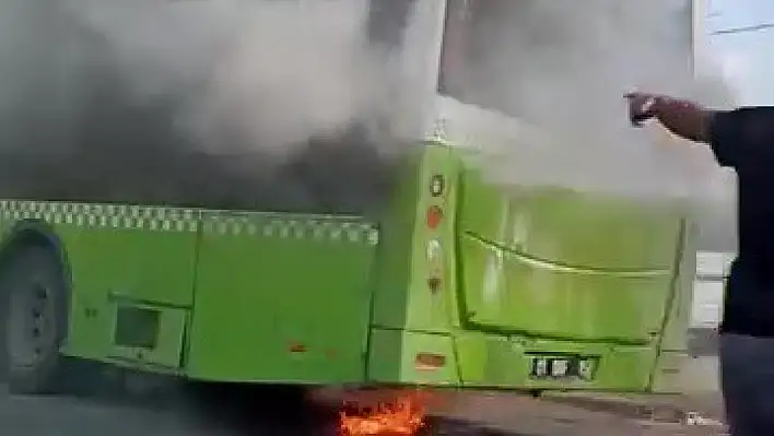Adana'da otobüs yangını: Dakikalar içinde küle döndü!