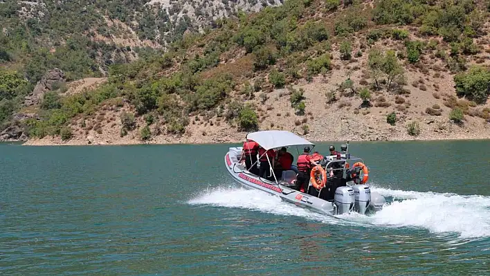 Baraja Düşen Helikopteri Çıkarma Çalışmaları Sürüyor